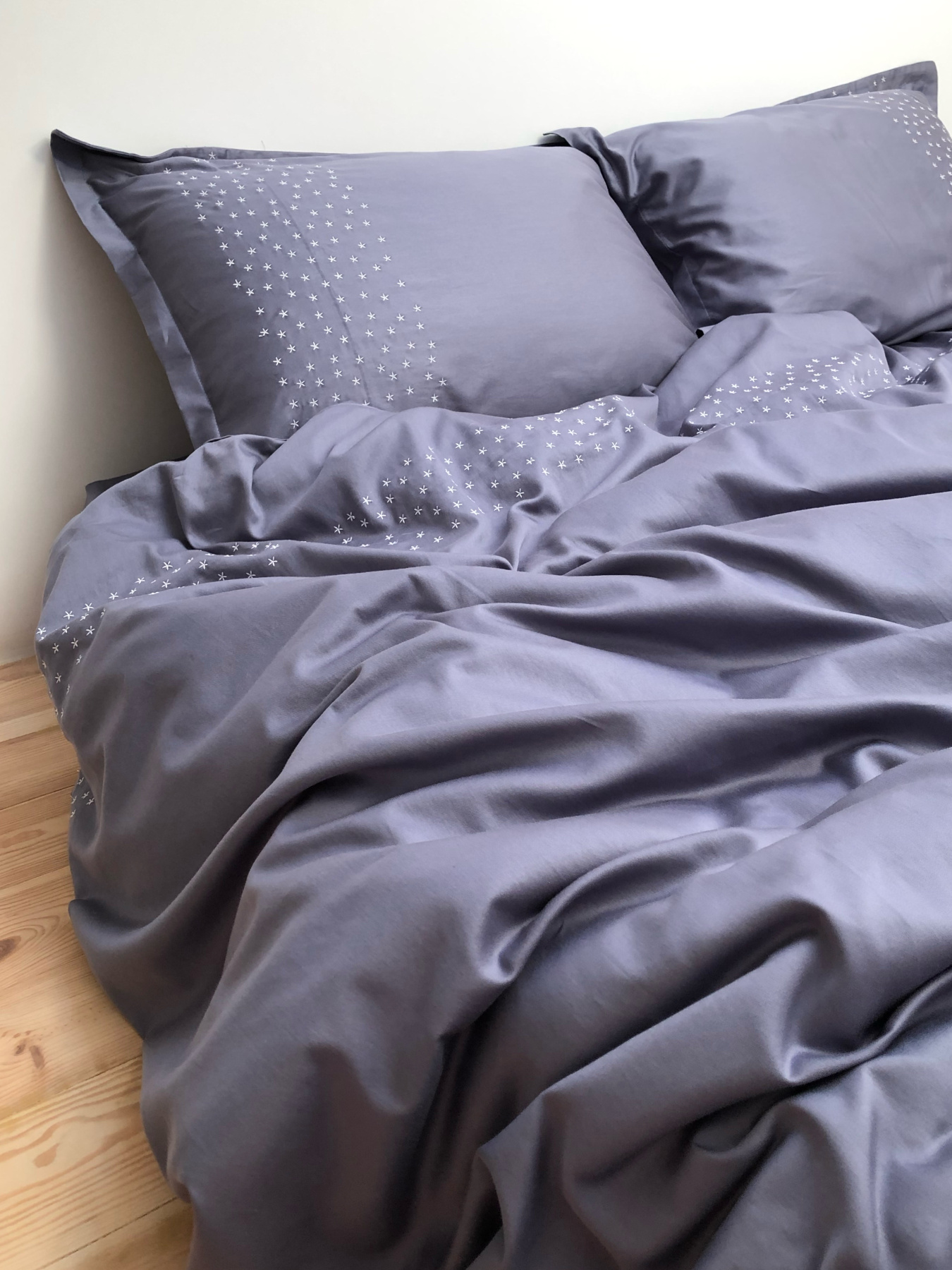 Підковдра темно-сіра з вишитими білими зірками Cozy модель 8009416 Підковдра темно-сіра з вишитими білими зірками Cozy модель 8009416 Фото