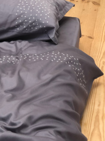 Підковдра темно-сіра з вишитими білими зірками Cozy модель 8009416 Підковдра темно-сіра з вишитими білими зірками Cozy модель 8009416 Фото