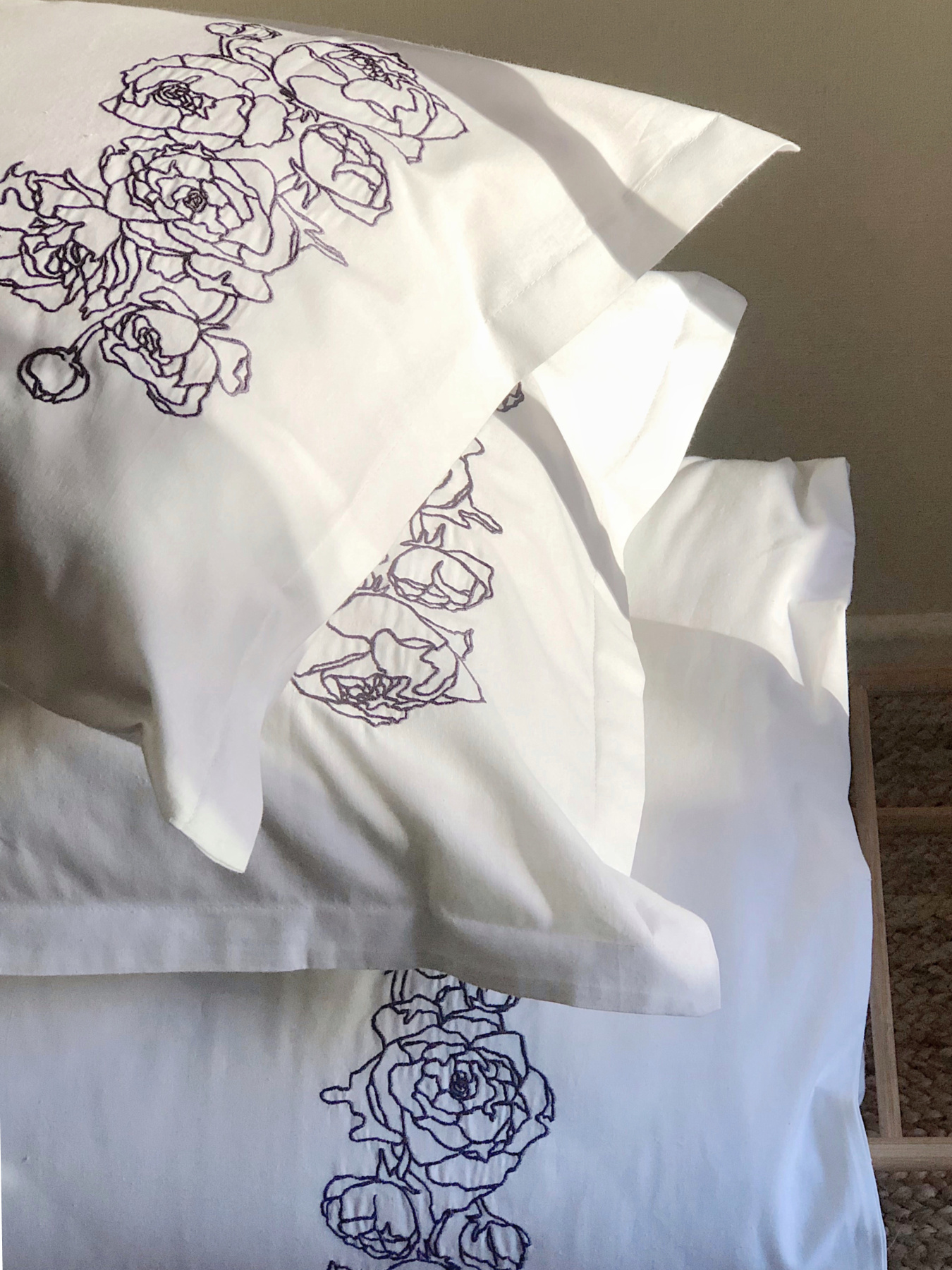 Підковдра біла з вишитими сірими півоніями Cozy модель 8009485 Підковдра біла з вишитими сірими півоніями Cozy модель 8009485 Фото