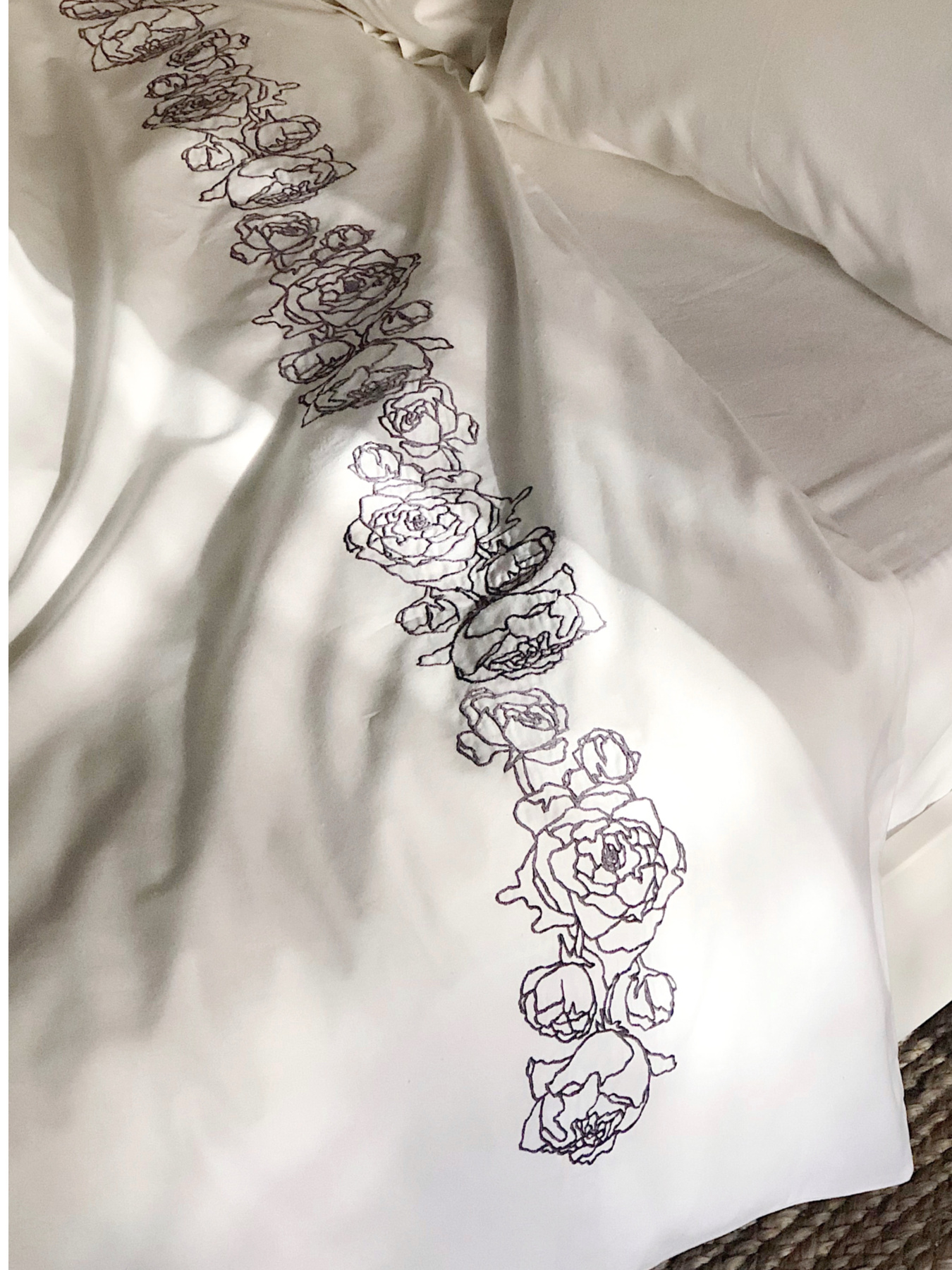 Підковдра біла з вишитими сірими півоніями Cozy модель 8009485 Підковдра біла з вишитими сірими півоніями Cozy модель 8009485 Фото