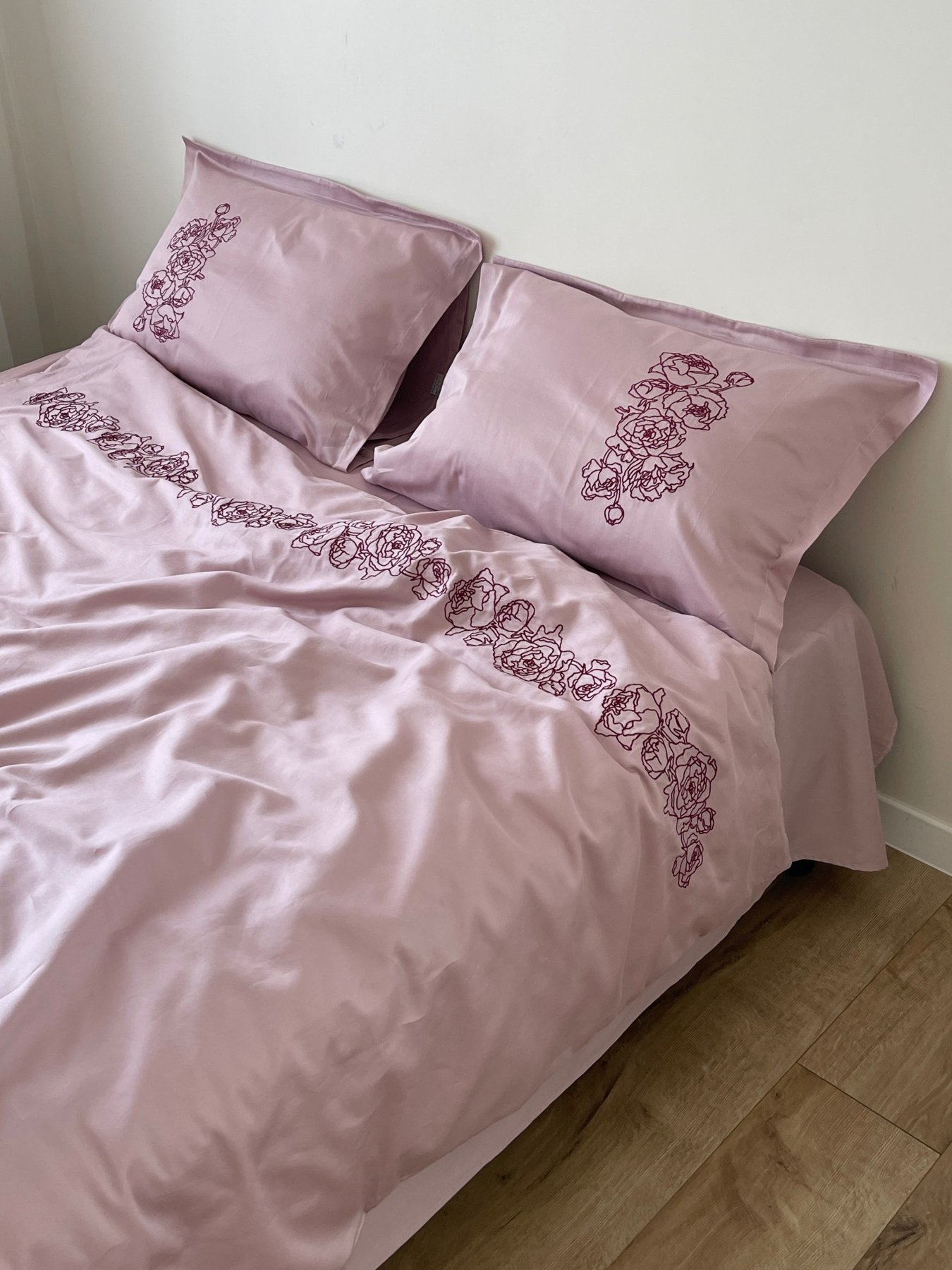 Підковдра рожева з вишитими бордовими півоніями Cozy модель 10082643 Фото