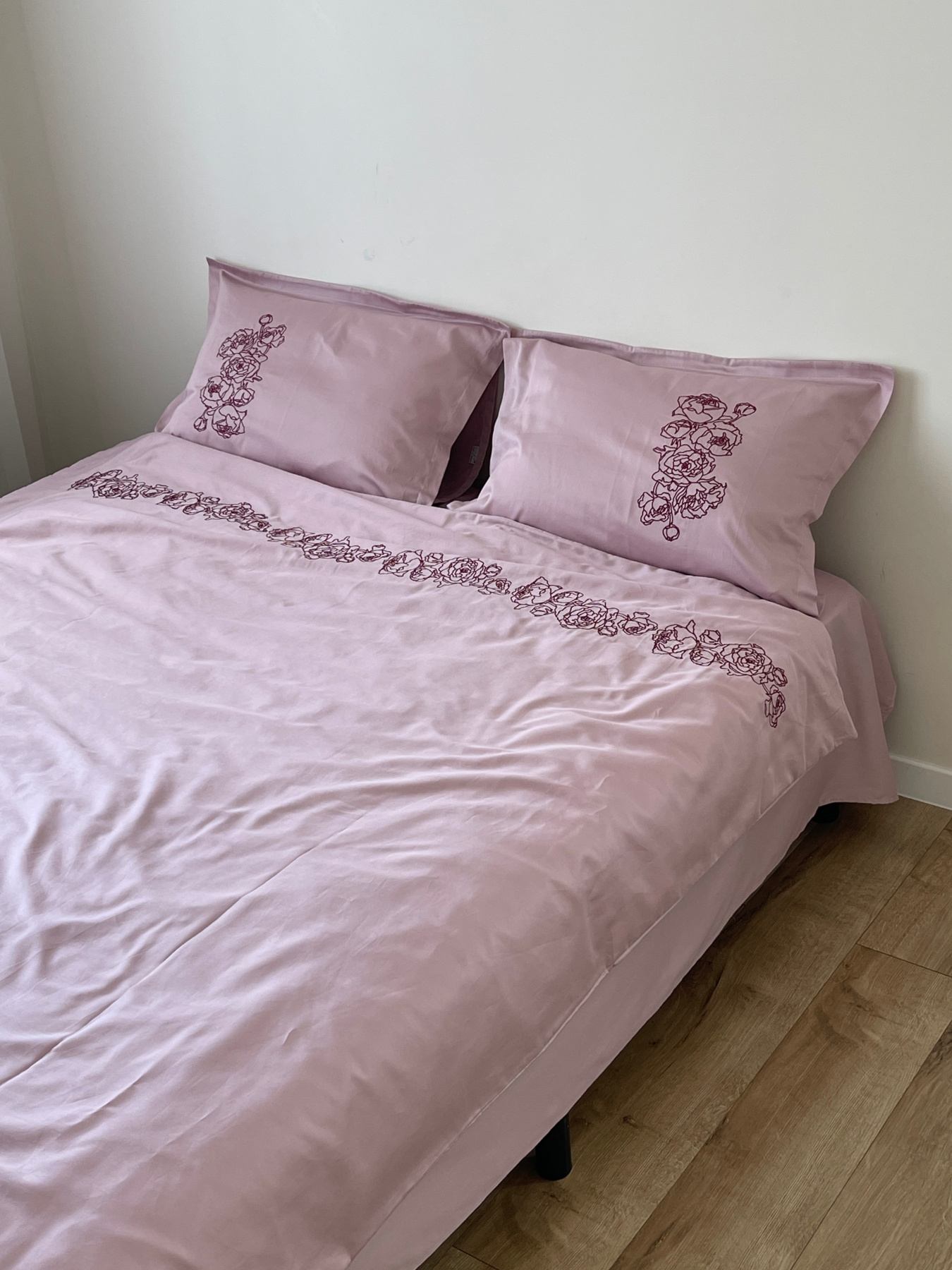 Підковдра рожева з вишитими бордовими півоніями Cozy модель 10082643 Підковдра рожева з вишитими бордовими півоніями Cozy модель 10082643 Фото