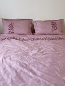 Підковдра рожева з вишитими бордовими півоніями Cozy модель 10082643 Фото