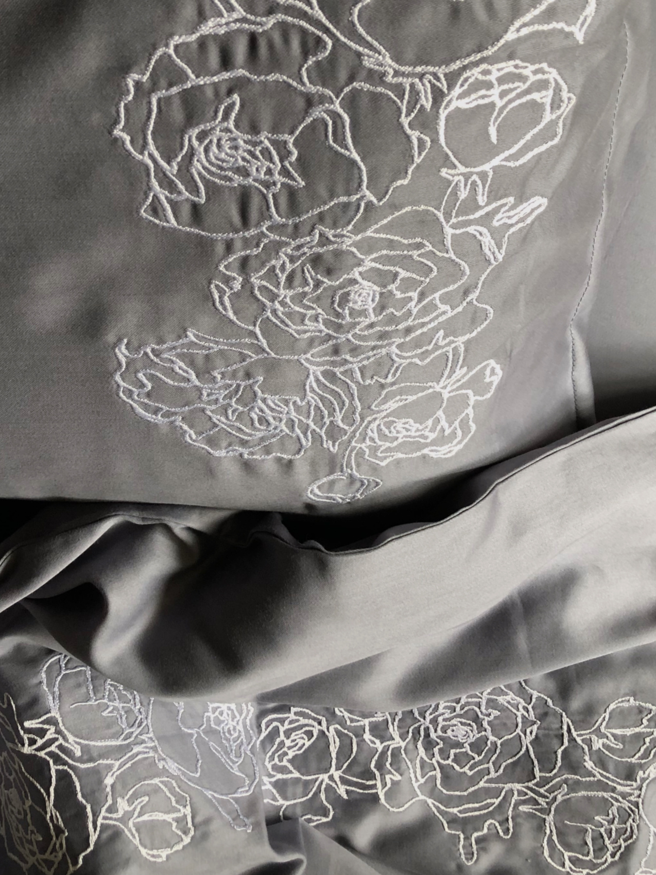 Підковдра темно-сіра з вишитими білими півоніями Cozy модель 8009468 Фото