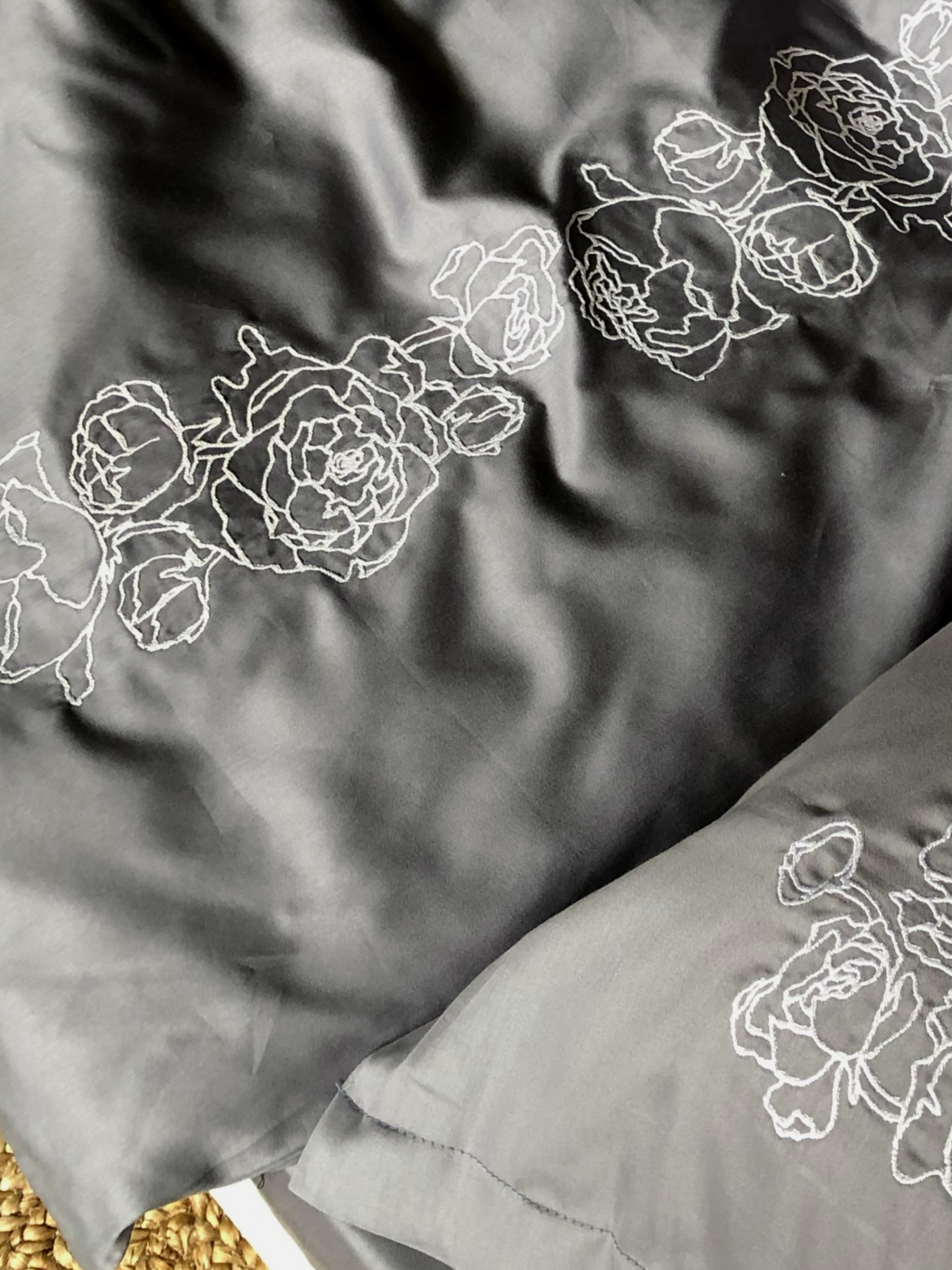 Підковдра темно-сіра з вишитими білими півоніями Cozy модель 8009468 Фото