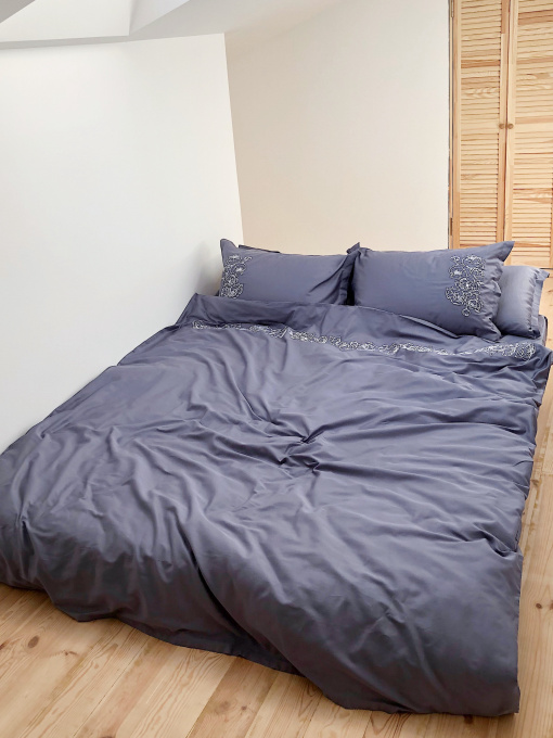 Підковдра темно-сіра з вишитими білими півоніями Cozy модель 8009468 Фото