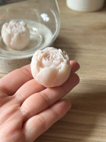 Ароматическая свеча "Пион мини", аромат - пион & магнолия, из натурального оливкового воска Candle Design модель 120.2008 Фото