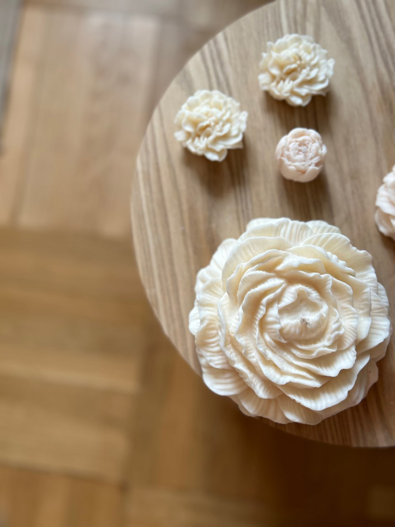 Ароматическая свеча "Пион большой", аромат - пион & магнолия, из натурального оливкового воска Candle Design модель 120.2006 Фото