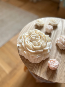 Ароматическая свеча "Пион большой", аромат - пион & магнолия, из натурального оливкового воска Candle Design модель 120.2006 Фото