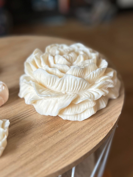 Ароматическая свеча "Пион большой", аромат - пион & магнолия, из натурального оливкового воска Candle Design модель 120.2006 Фото