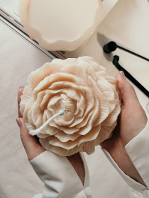 Ароматическая свеча "Пион большой", аромат - пион & магнолия, из натурального оливкового воска Candle Design модель 120.2006 Фото