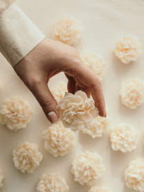 Ароматическая свеча "Гвоздика", аромат - пион & магнолия, из натурального оливкового воска Candle Design модель 120.2009 Фото