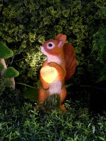 Декоративна фігурка "Білка з горіхом", на сонячній батареї Engard модель KG-30 Фото