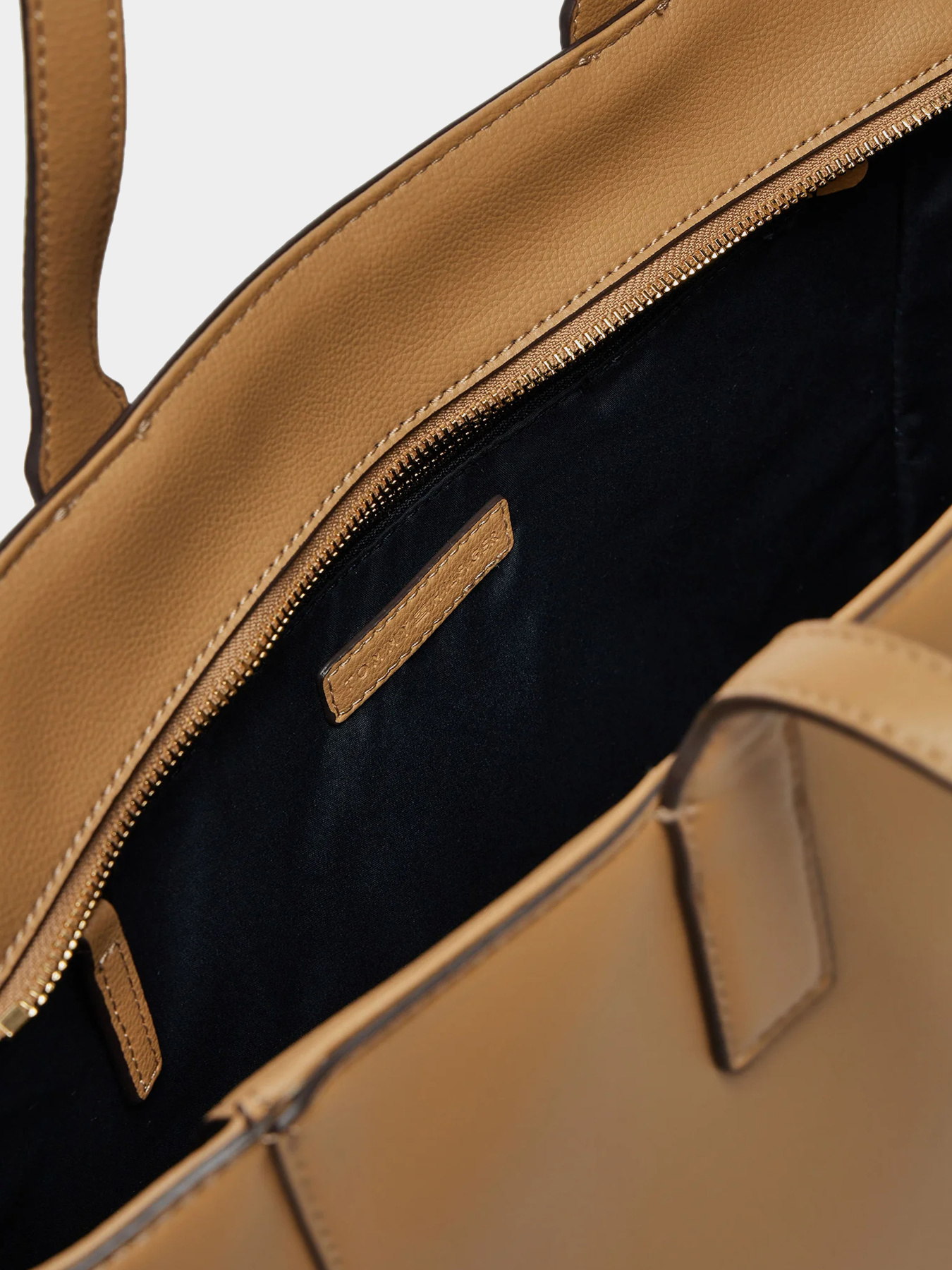 Сумки Tommy Hilfiger модель AW0AW16905-RBC Фото