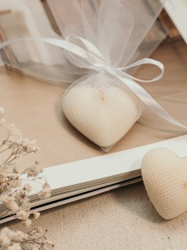 Ароматическая свеча "Сердечко в фатине", аромат "Ежевика & шампанское" из натурального оливкового воска Candle Design модель 220.0007 Фото