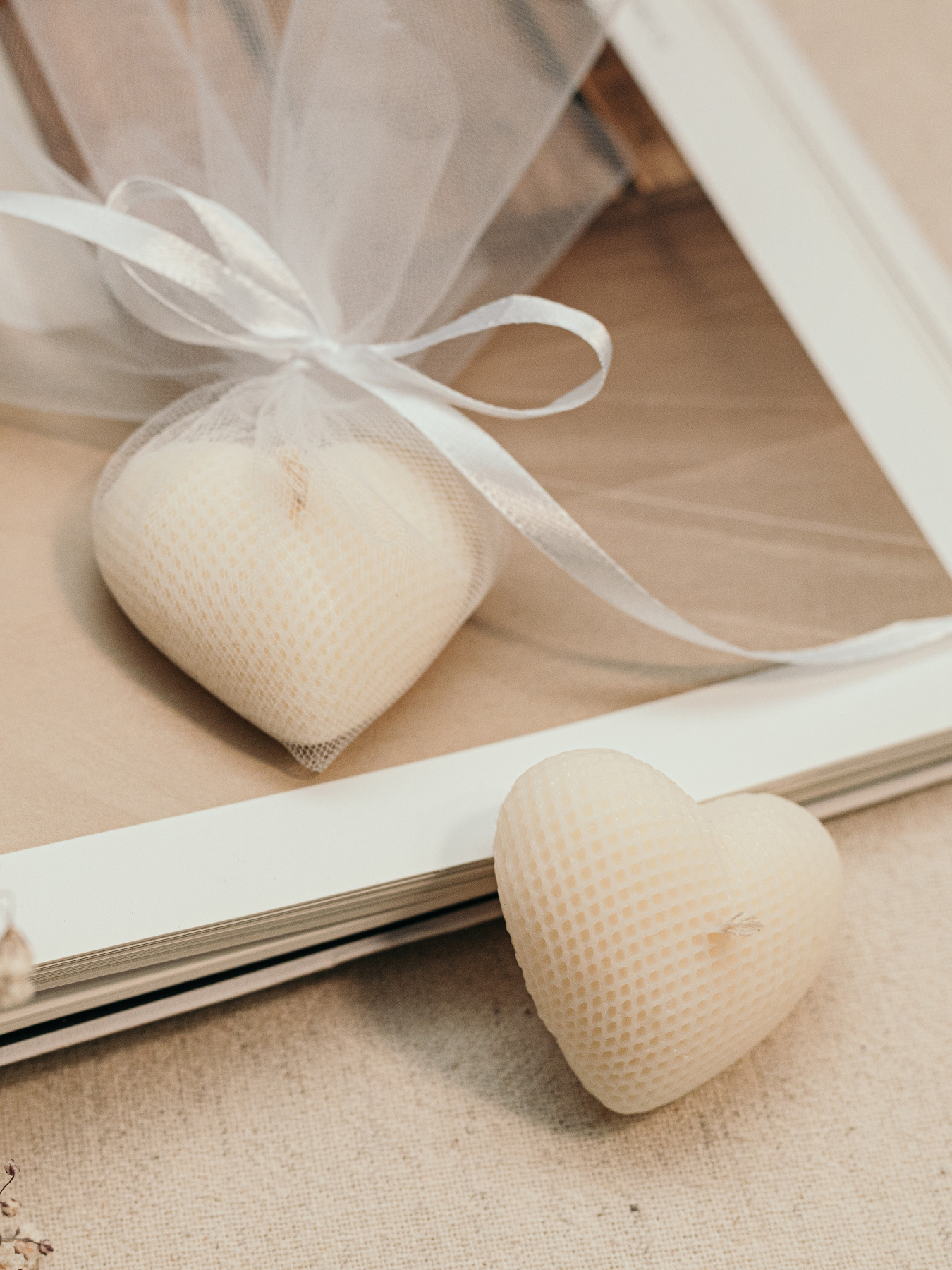 Ароматическая свеча "Сердечко в фатине", аромат "Ежевика & шампанское" из натурального оливкового воска Candle Design модель 220.0007 Фото