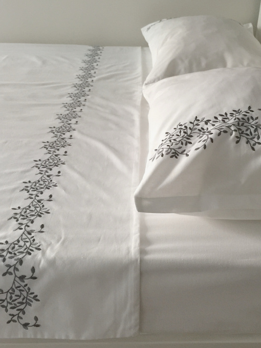Комплект постільної білизни білий з вишитими сірими гілками Cozy модель 10135295 Фото