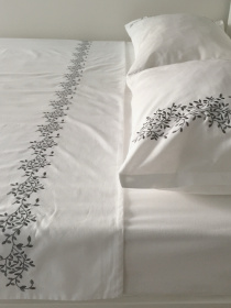 Комплект постільної білизни білий з вишитими сірими гілками Cozy модель 10135295 Фото