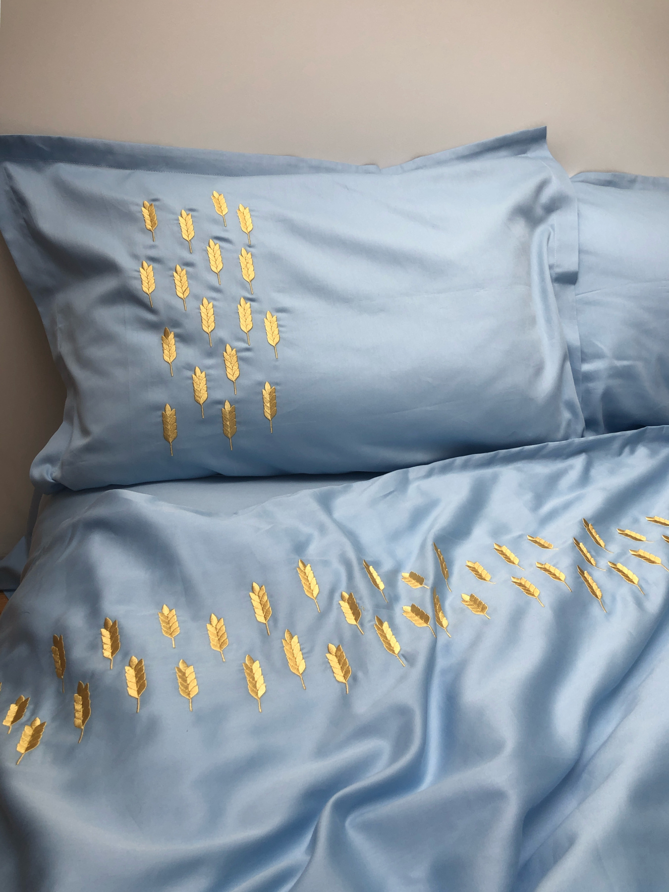 Комплект постільної білизни небесно-блакитний з вишитими золотими колосками Cozy модель 10494059 Комплект постільної білизни небесно-блакитний з вишитими золотими колосками Cozy модель 10494059 Фото