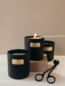 Свічка парфумована "Збудження", аромат Секвої та мох, з натурального соєвого воску та дерев'яним гнотом Candle Design модель 210.0012/0015 Свічка парфумована "Збудження", аромат Секвої та мох, з натурального соєвого воску та дерев'яним гнотом Candle Design модель 210.0012/0015 Фото