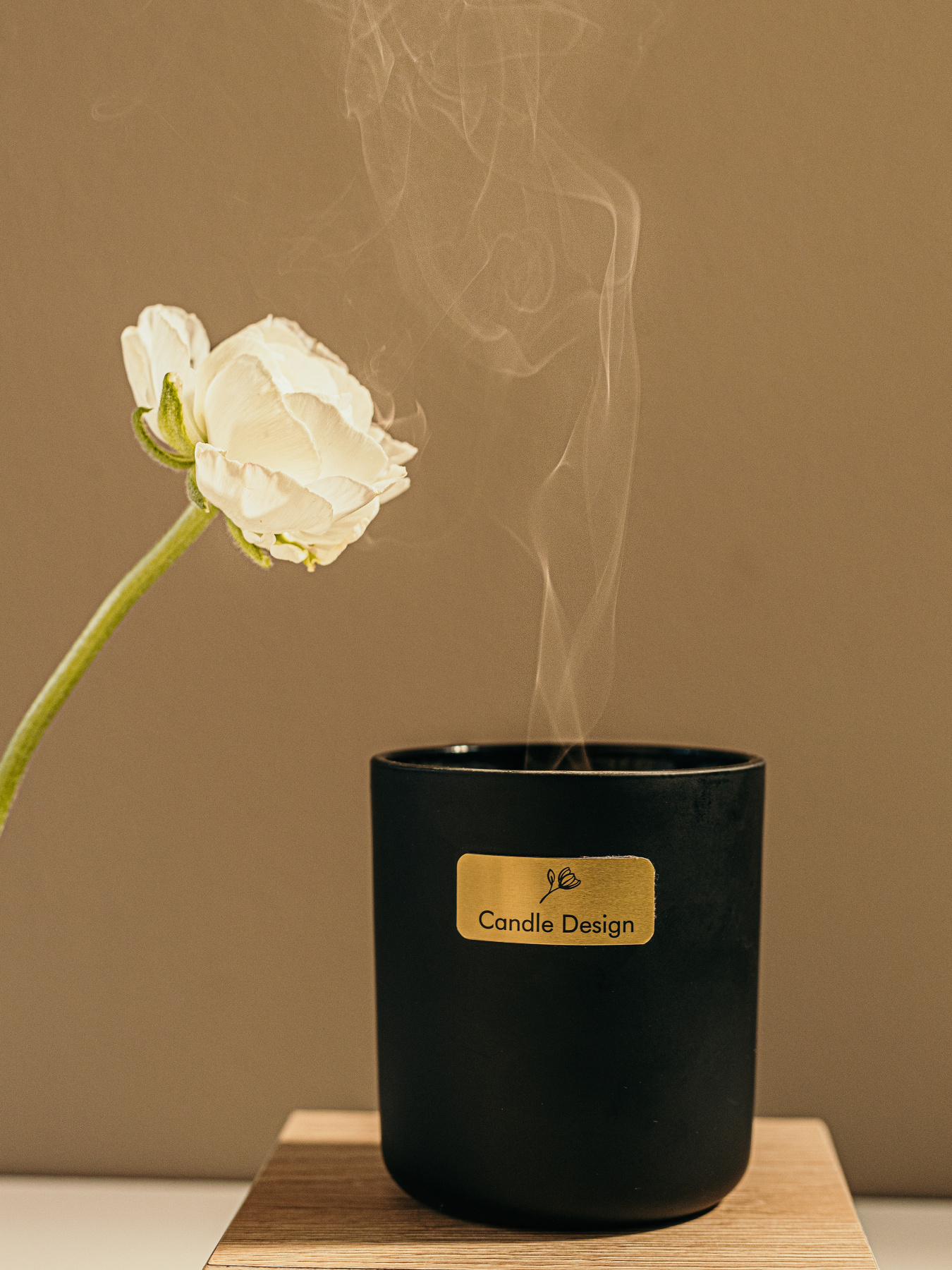 Свічка парфумована "Таємниця", аромат Тютюн & Ваніль, з натурального соєвого воску та дерев'яним гнотом Candle Design модель 210.0010/0013 Свічка парфумована "Таємниця", аромат Тютюн & Ваніль, з натурального соєвого воску та дерев'яним гнотом Candle Design модель 210.0010/0013 Фото