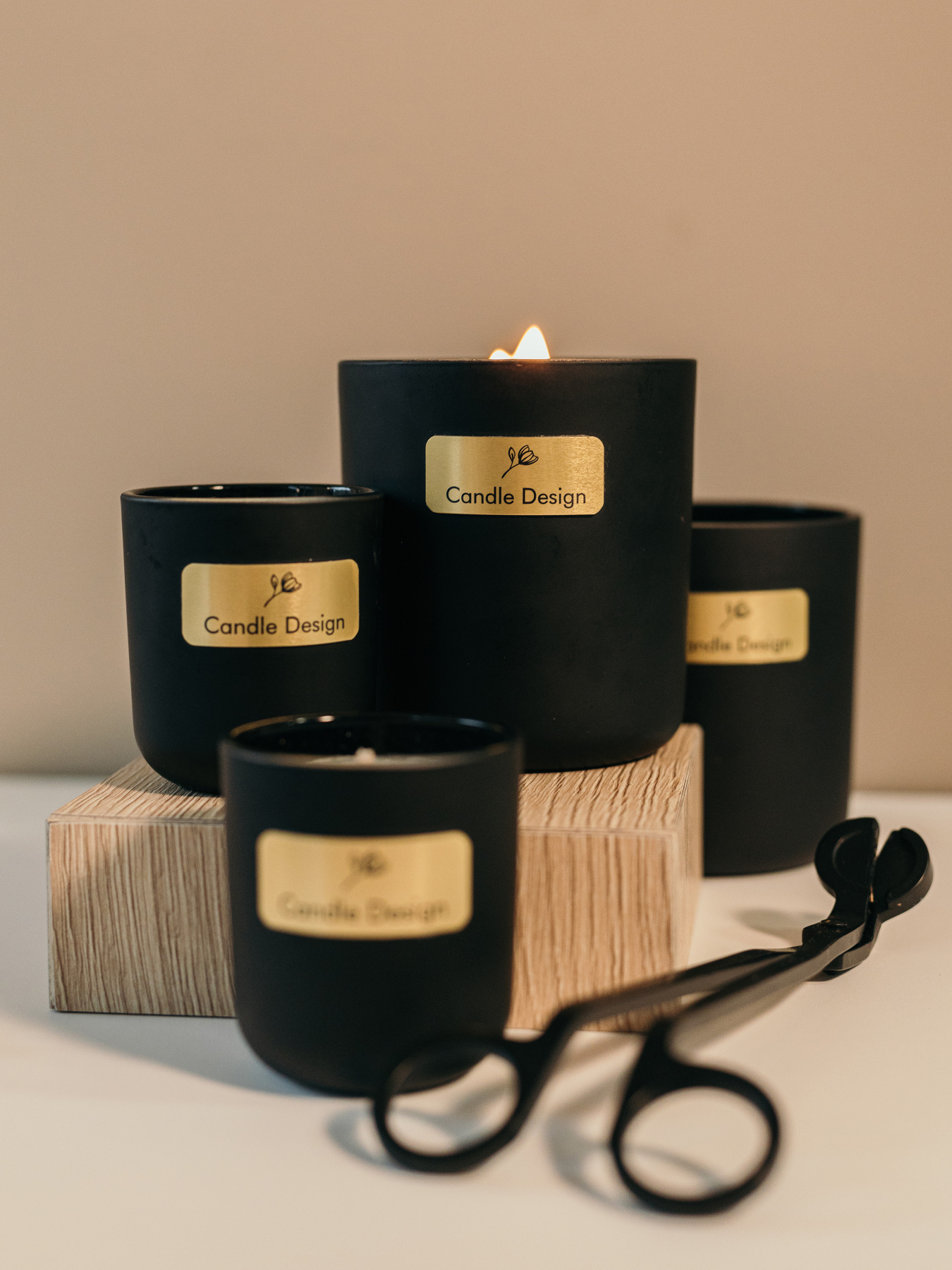 Свічка парфумована "Таємниця", аромат Тютюн & Ваніль, з натурального соєвого воску та дерев'яним гнотом Candle Design модель 210.0010/0013 Свічка парфумована "Таємниця", аромат Тютюн & Ваніль, з натурального соєвого воску та дерев'яним гнотом Candle Design модель 210.0010/0013 Фото