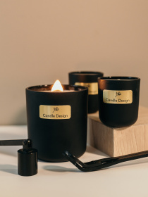 Свічка парфумована "Таємниця", аромат Тютюн & Ваніль, з натурального соєвого воску та дерев'яним гнотом Candle Design модель 210.0010/0013 Свічка парфумована "Таємниця", аромат Тютюн & Ваніль, з натурального соєвого воску та дерев'яним гнотом Candle Design модель 210.0010/0013 Фото