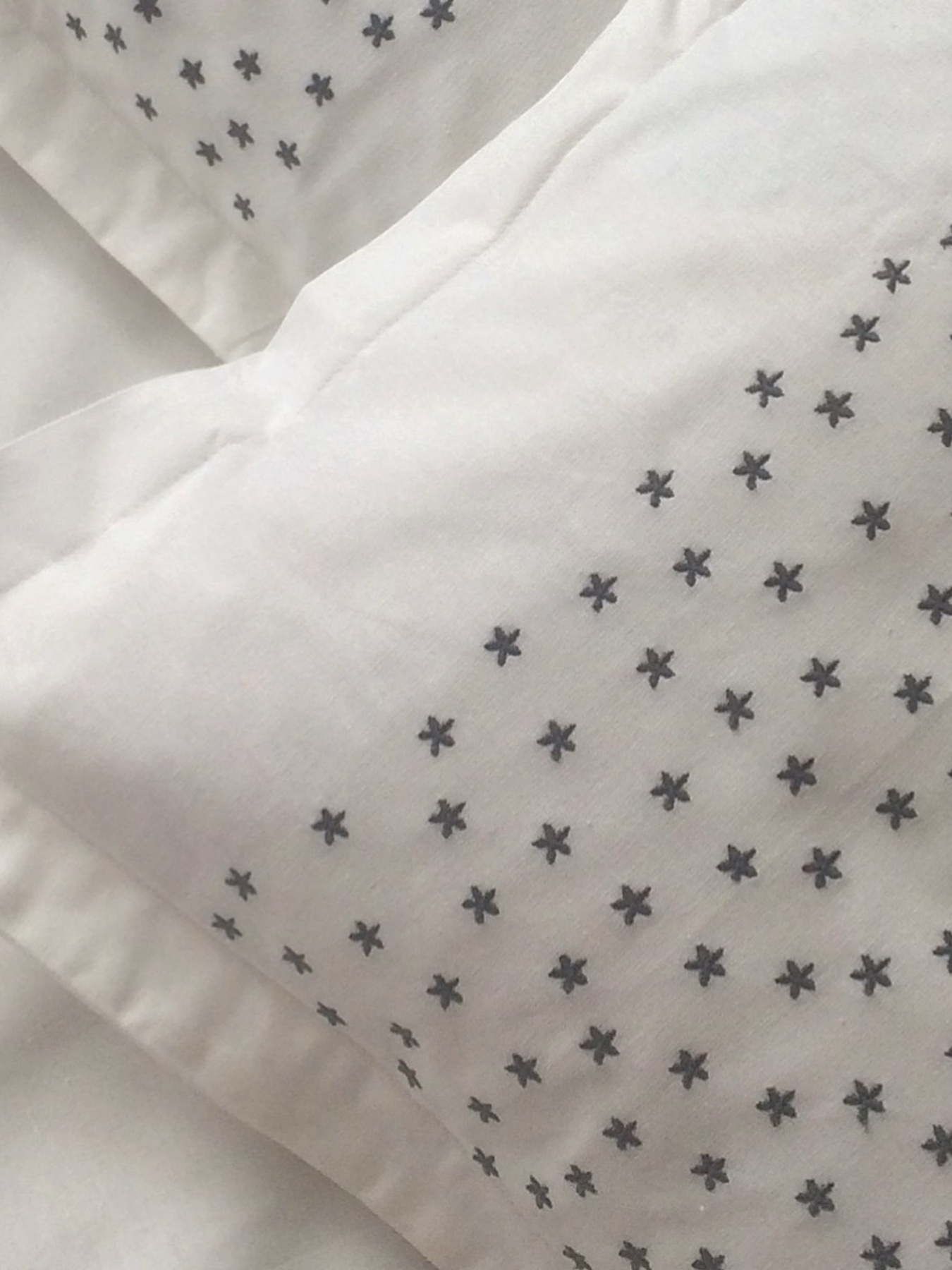 Комплект постільної білизни білий з вишитими сірими зірками Cozy модель 10135322 Фото