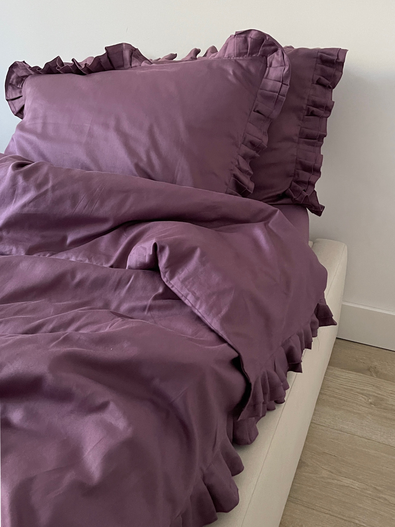 Комплект постільної білизни з рюшами слива Cozy модель 11140720 Фото