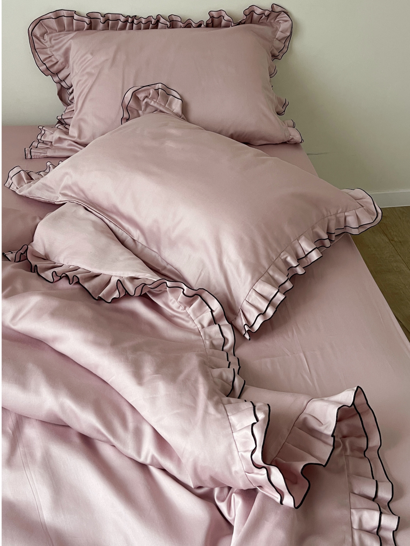 Комплект постільної білизни з рюшами рожевий з чорним кантом Cozy модель 11504568 Фото