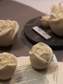 Ароматическая свеча "Белая роза", аромат "Ежевика & шампанское" из натурального оливкового воска Candle Design модель 110.2027/2028/2029 Фото