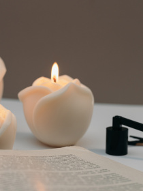 Ароматическая свеча "Белая роза", аромат "Ежевика & шампанское" из натурального оливкового воска Candle Design модель 110.2027/2028/2029 Фото