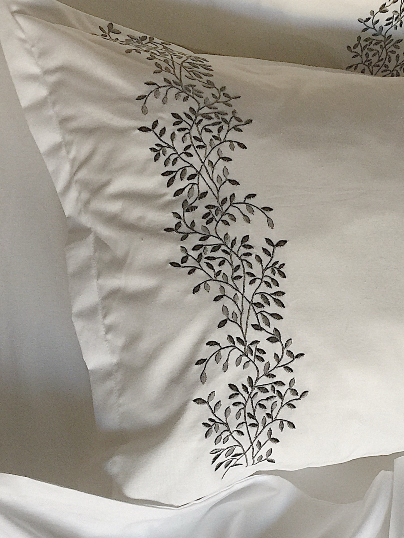 Наволочка біла з вишитими сірими гілками Cozy модель 10135319 Фото