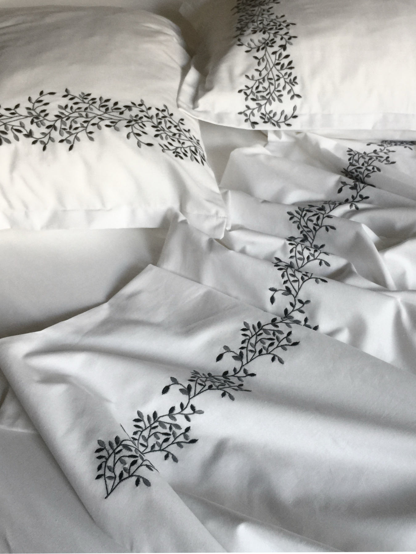 Наволочка біла з вишитими сірими гілками Cozy модель 10135319 Фото
