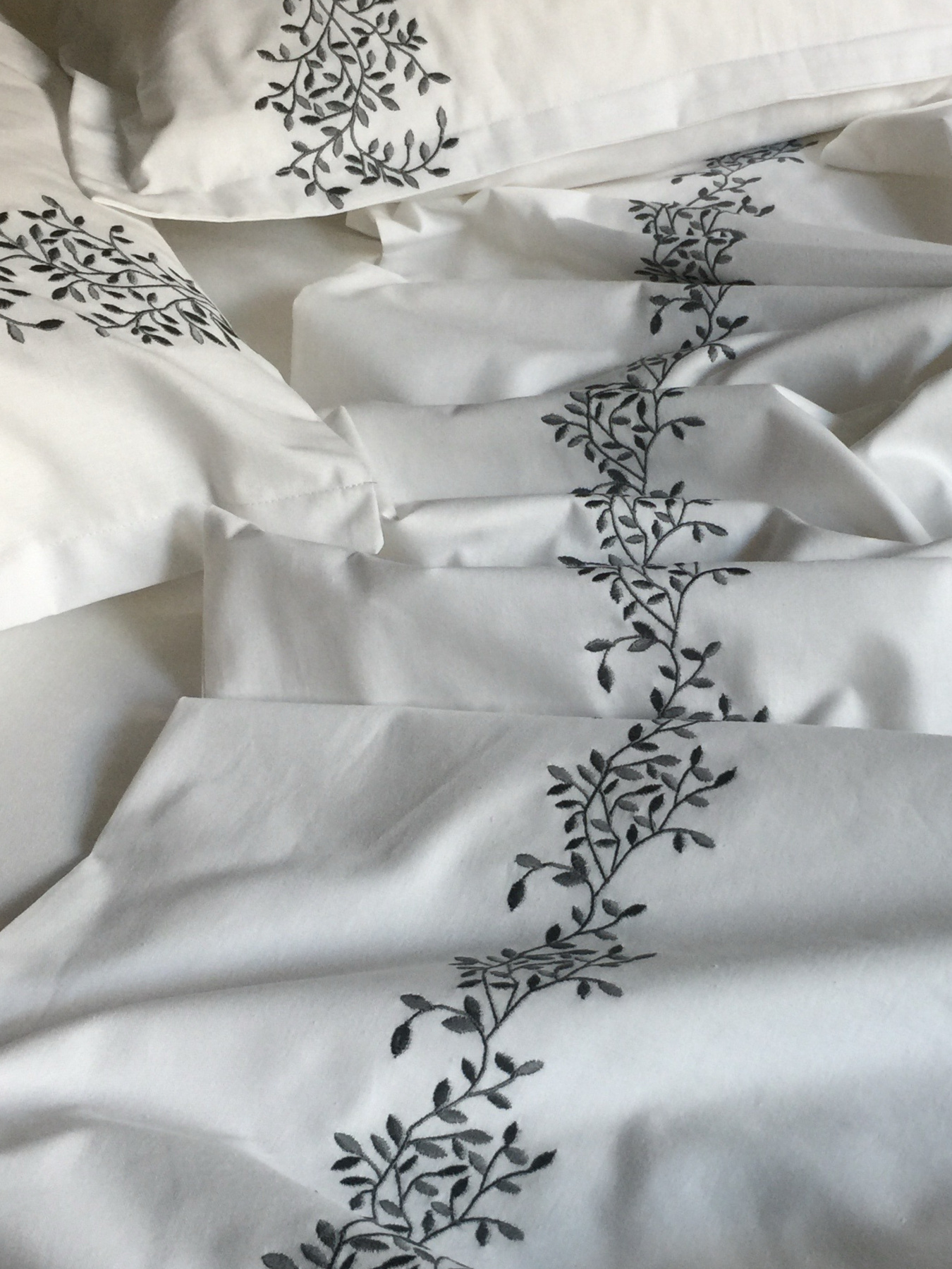 Наволочка біла з вишитими сірими гілками Cozy модель 10135319 Наволочка біла з вишитими сірими гілками Cozy модель 10135319 Фото