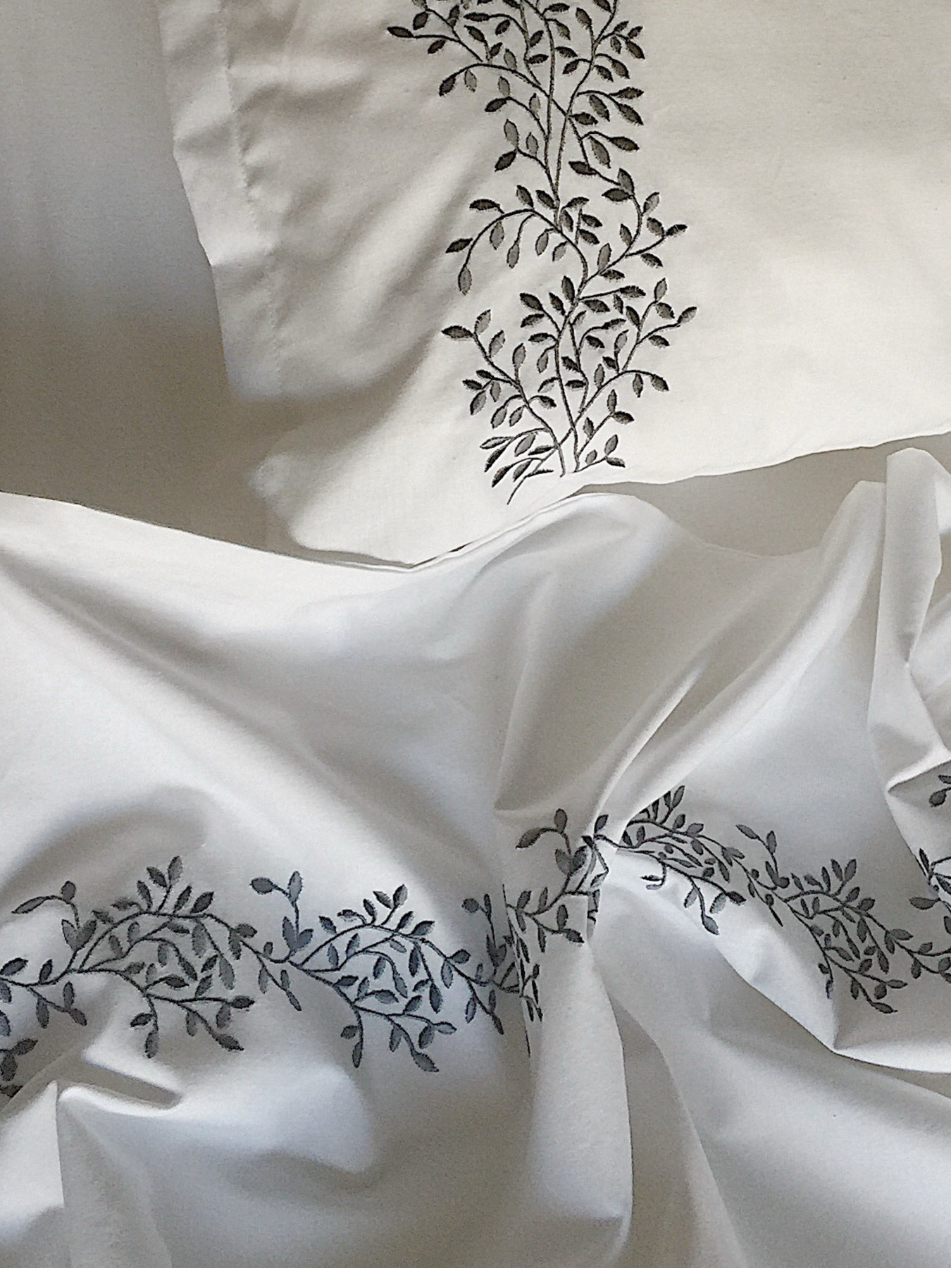 Наволочка біла з вишитими сірими гілками Cozy модель 10135319 Наволочка біла з вишитими сірими гілками Cozy модель 10135319 Фото