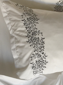 Наволочка біла з вишитими сірими гілками Cozy модель 10135319 Наволочка біла з вишитими сірими гілками Cozy модель 10135319 Фото