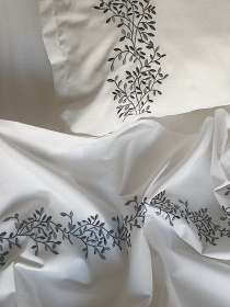 Наволочка біла з вишитими сірими гілками Cozy модель 10135319 Наволочка біла з вишитими сірими гілками Cozy модель 10135319 Фото