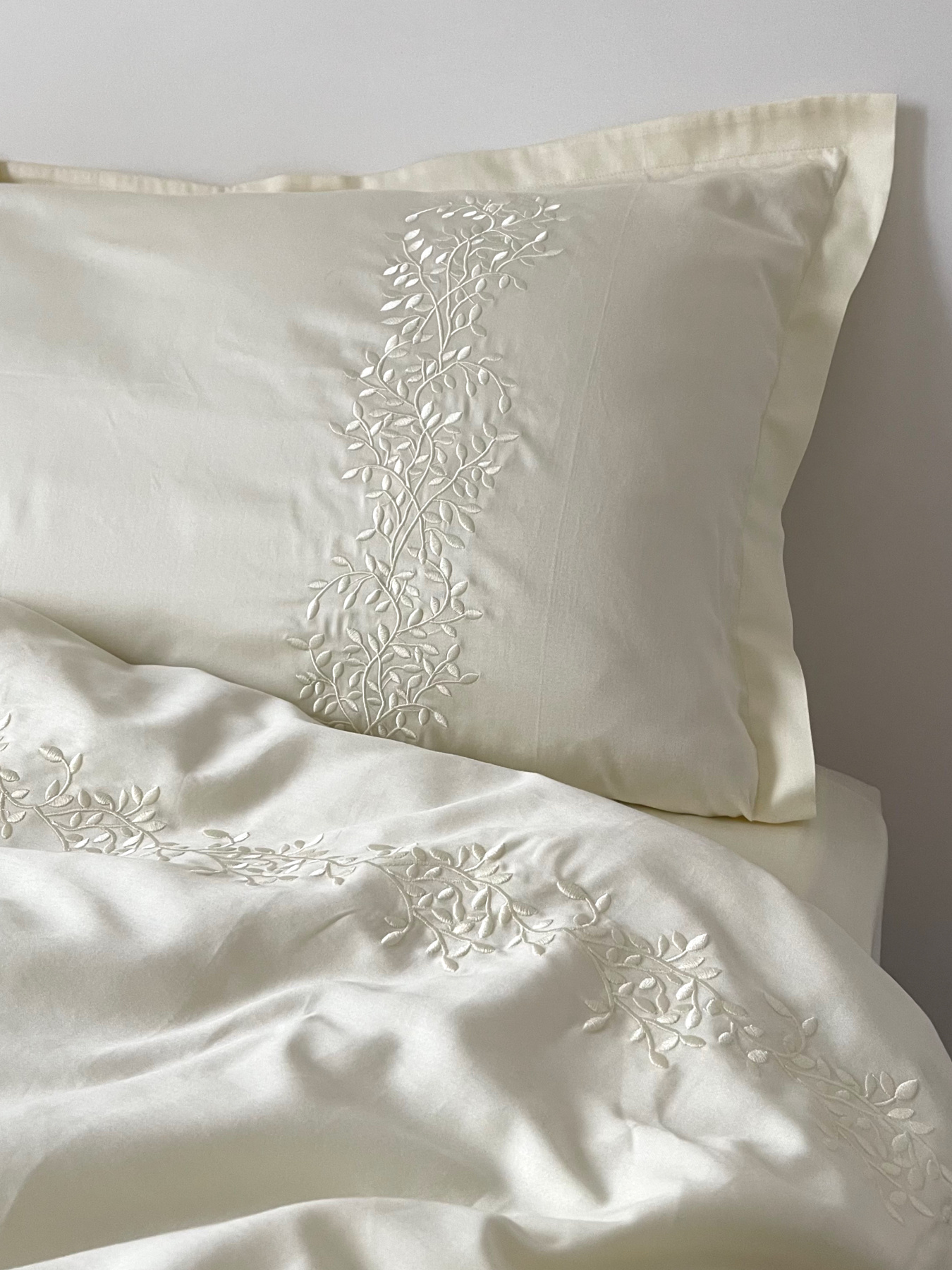 Наволочка шампань з вишитими гілками Cozy модель 12042421 Наволочка шампань з вишитими гілками Cozy модель 12042421 Фото