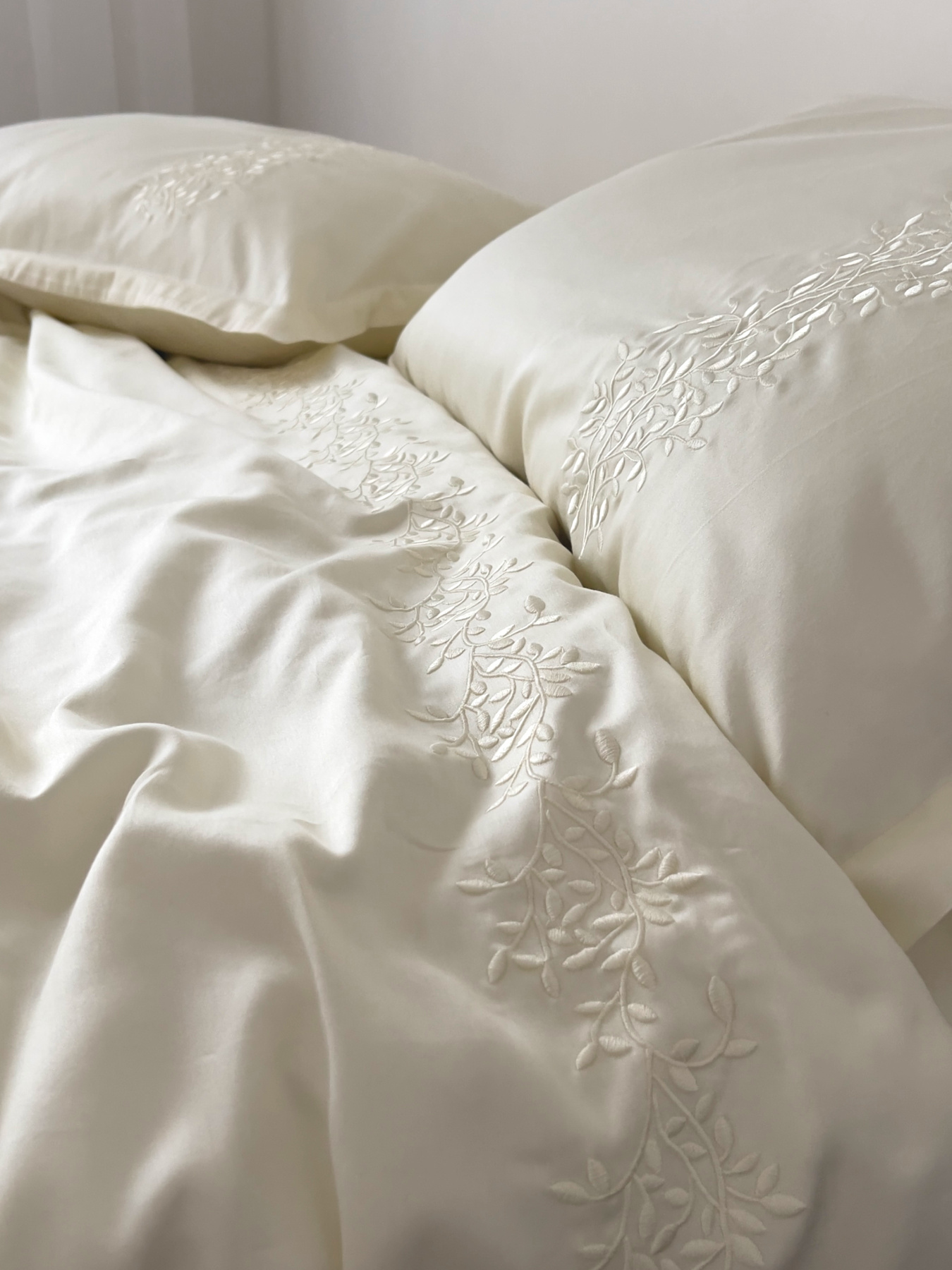 Наволочка шампань з вишитими гілками Cozy модель 12042421 Наволочка шампань з вишитими гілками Cozy модель 12042421 Фото