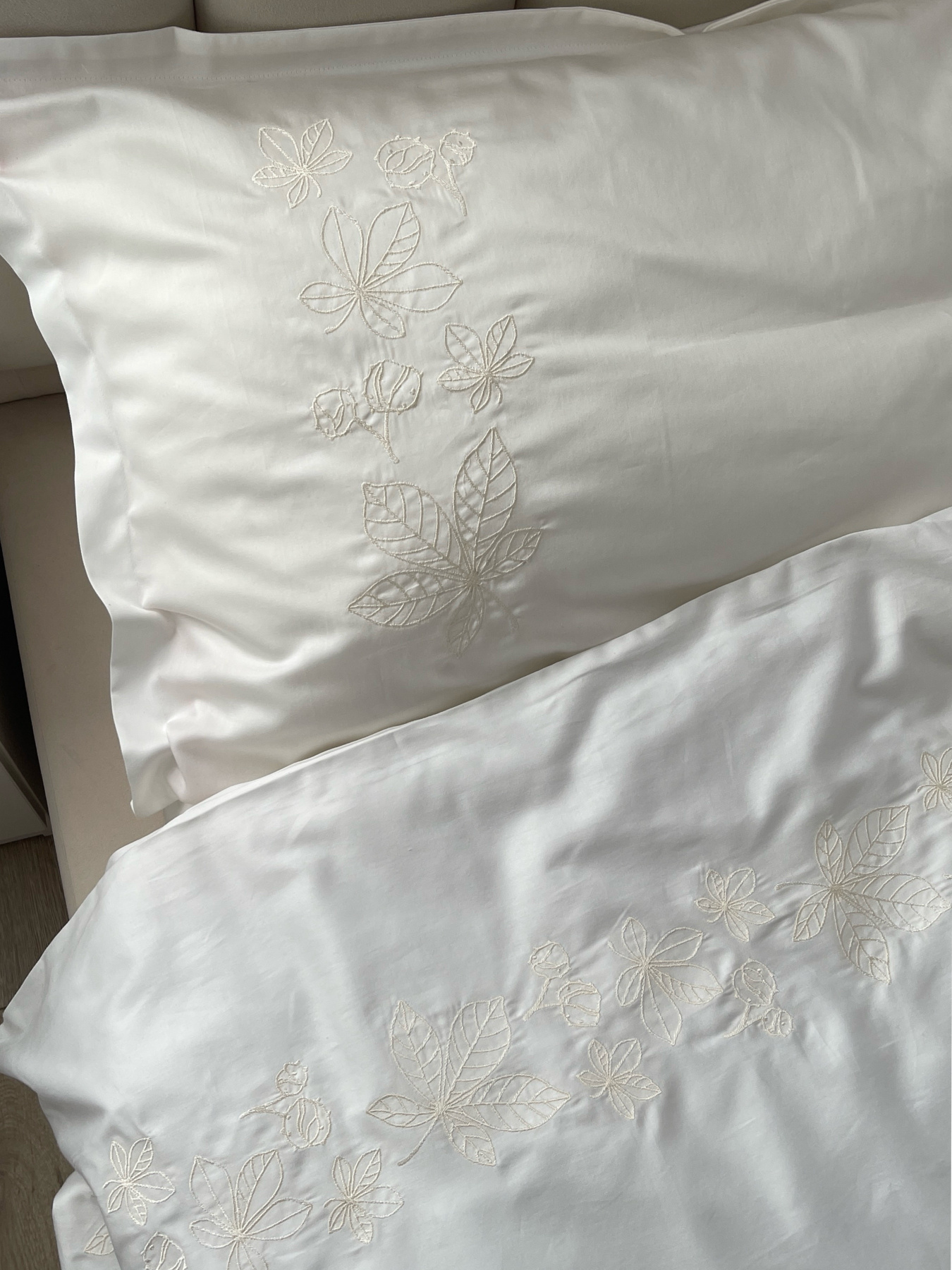 Наволочка молочна з вишитими каштанами Cozy модель 11165894 Фото