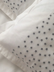 Наволочка біла з вишитими сірими зірками Cozy модель 10135346 Фото