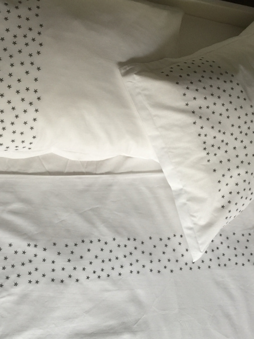 Наволочка біла з вишитими сірими зірками Cozy модель 10135346 Фото