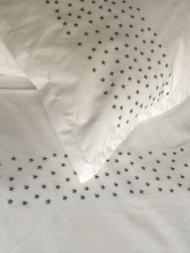 Наволочка біла з вишитими сірими зірками Cozy модель 10135346 Наволочка біла з вишитими сірими зірками Cozy модель 10135346 Фото