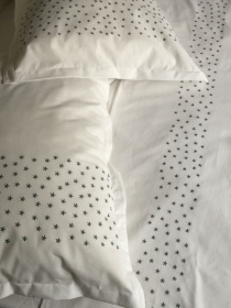 Наволочка біла з вишитими сірими зірками Cozy модель 10135346 Наволочка біла з вишитими сірими зірками Cozy модель 10135346 Фото