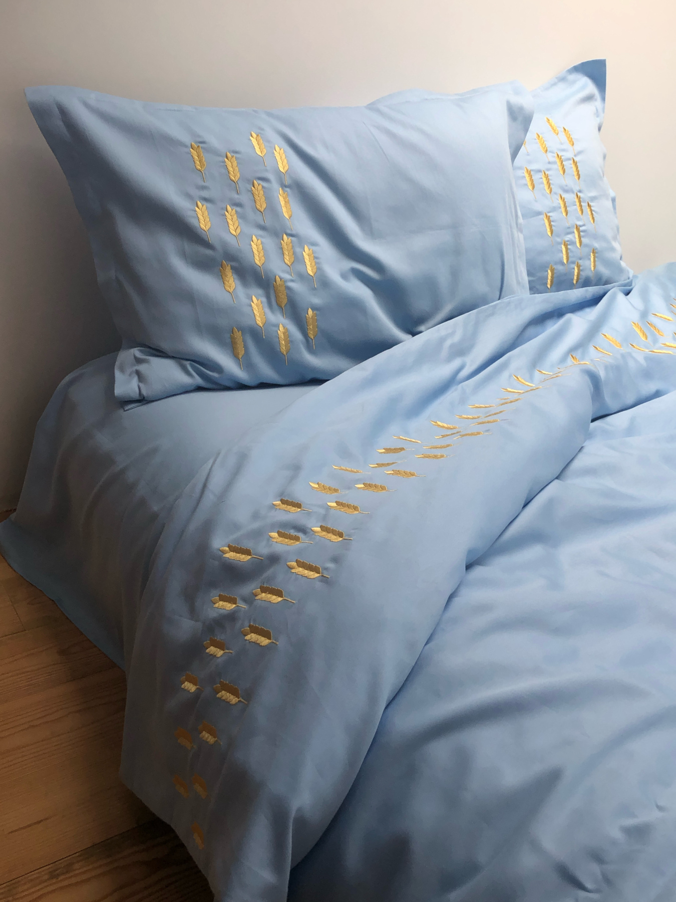 Наволочка небесно-блакитна з вишитими золотими колосками Cozy модель 10494105 Фото