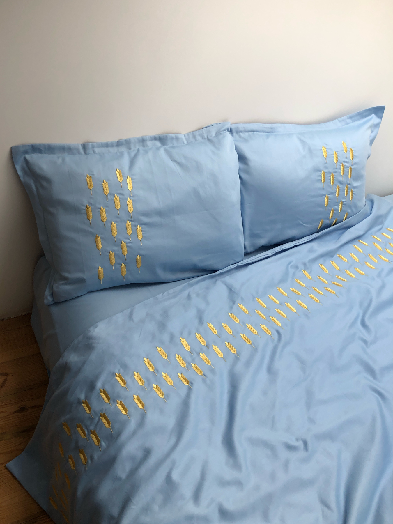 Наволочка небесно-блакитна з вишитими золотими колосками Cozy модель 10494105 Фото