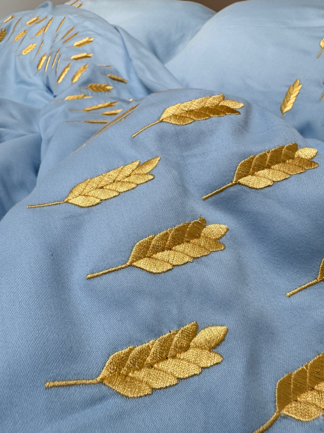 Наволочка небесно-блакитна з вишитими золотими колосками Cozy модель 10494105 Фото