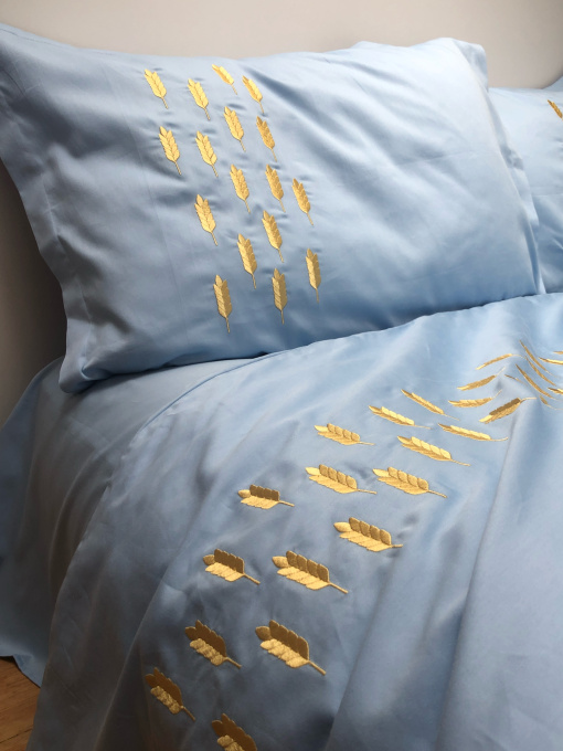 Наволочка небесно-блакитна з вишитими золотими колосками Cozy модель 10494105 Фото