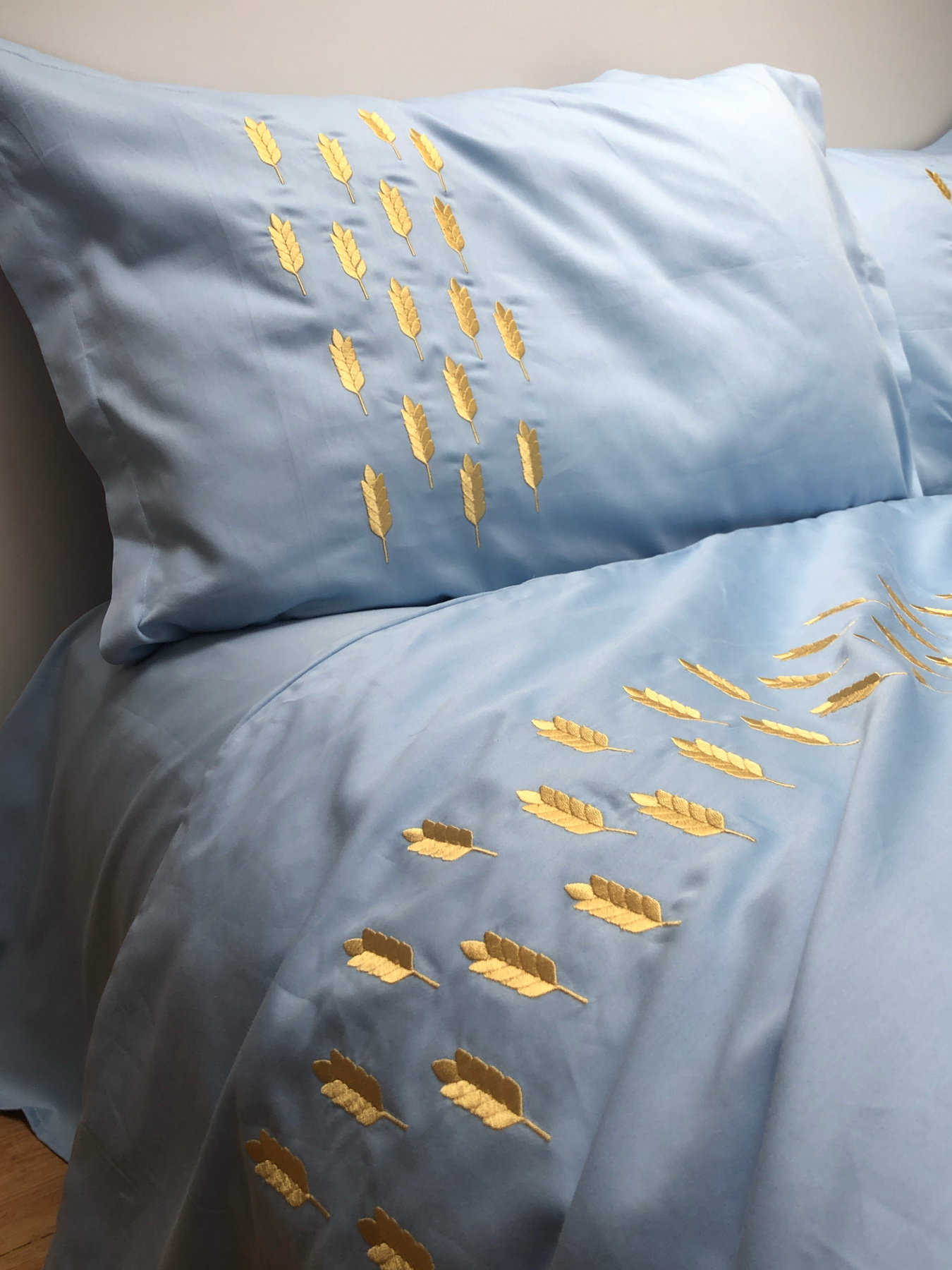 Наволочка небесно-блакитна з вишитими золотими колосками Cozy модель 10494105 Наволочка небесно-блакитна з вишитими золотими колосками Cozy модель 10494105 Фото